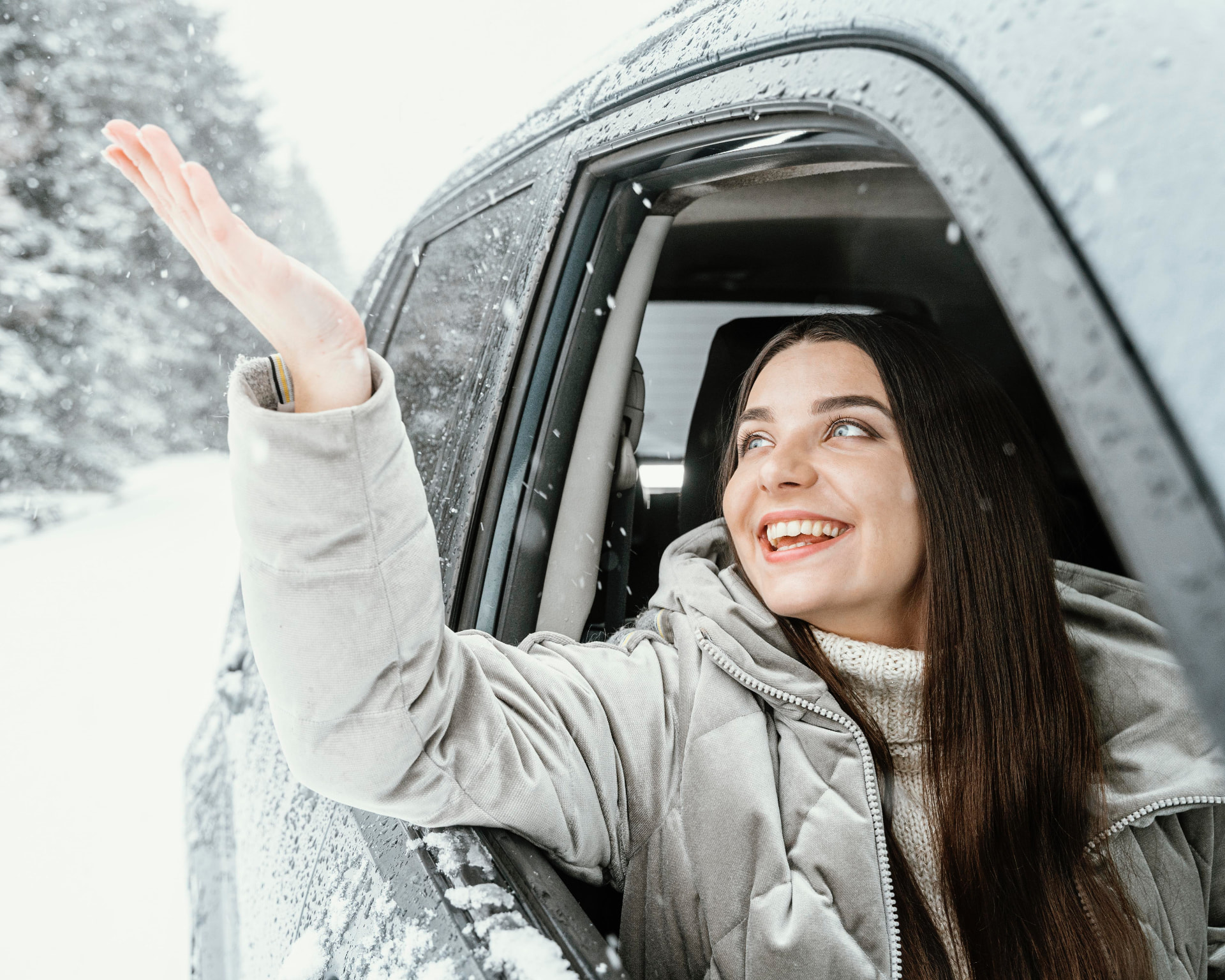 Viajante sorrindo na janela do transfer em meio à neve
