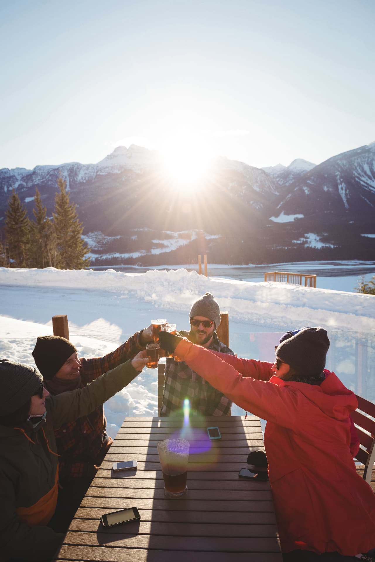 Amigos brindando em um refúgio na montanha nevada